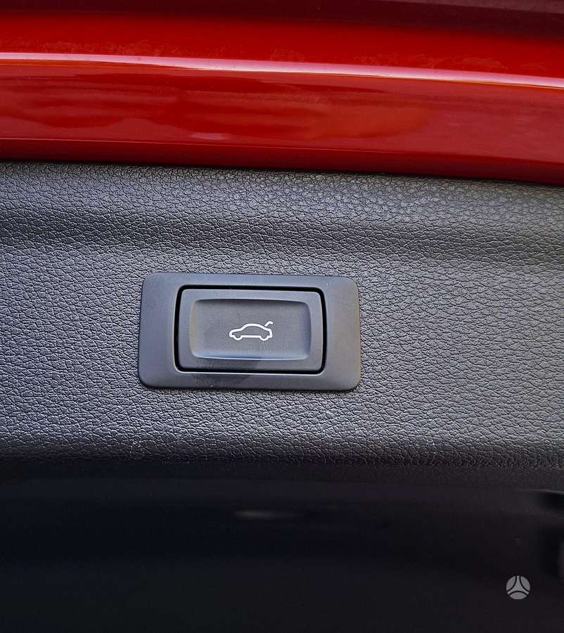 Audi Q3, 2.0 l., off-road / crossover
