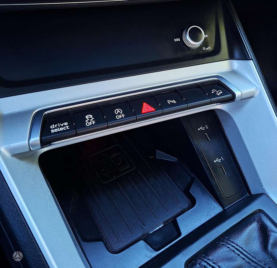 Audi Q3, 2.0 l., off-road / crossover