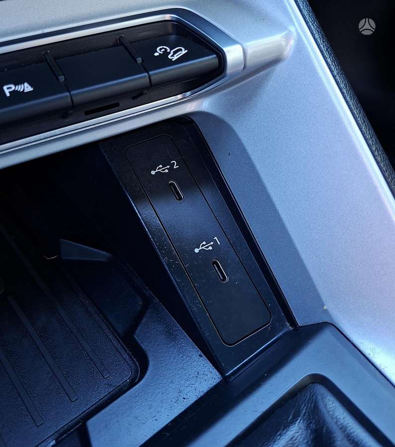 Audi Q3, 2.0 l., off-road / crossover