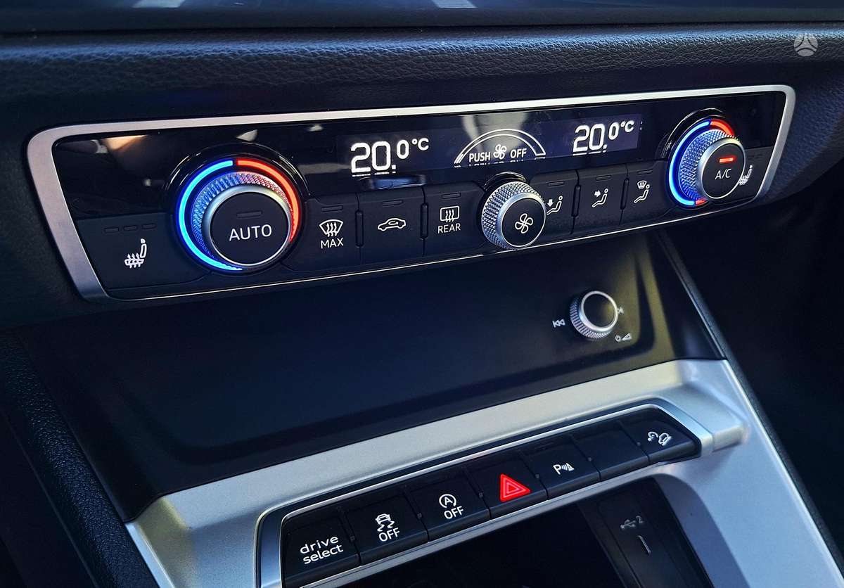 Audi Q3, 2.0 l., off-road / crossover