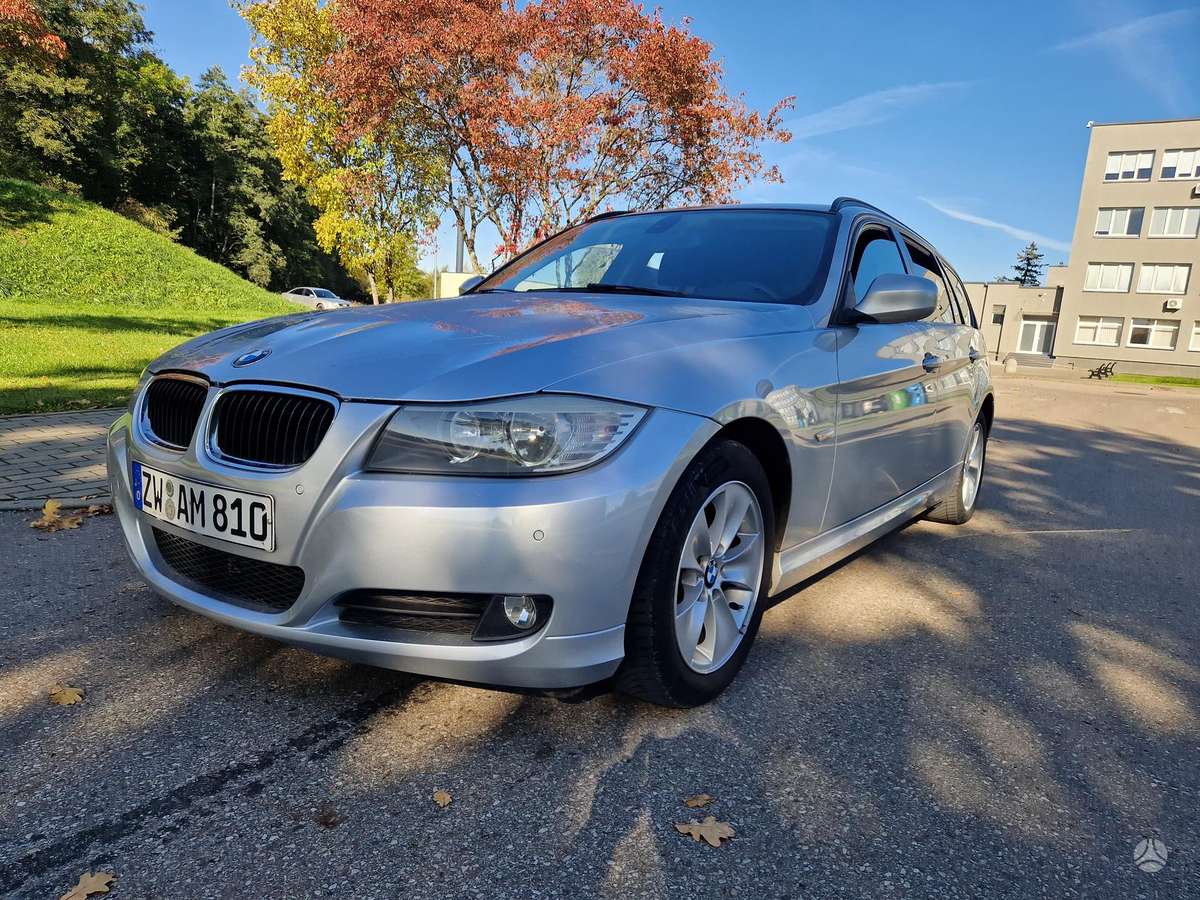 BMW 318, universalas