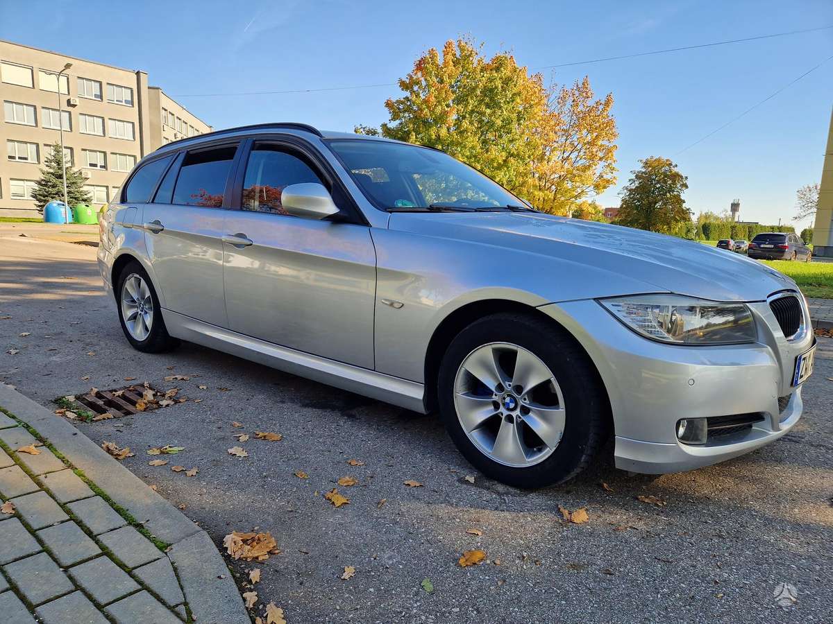 BMW 318, universalas