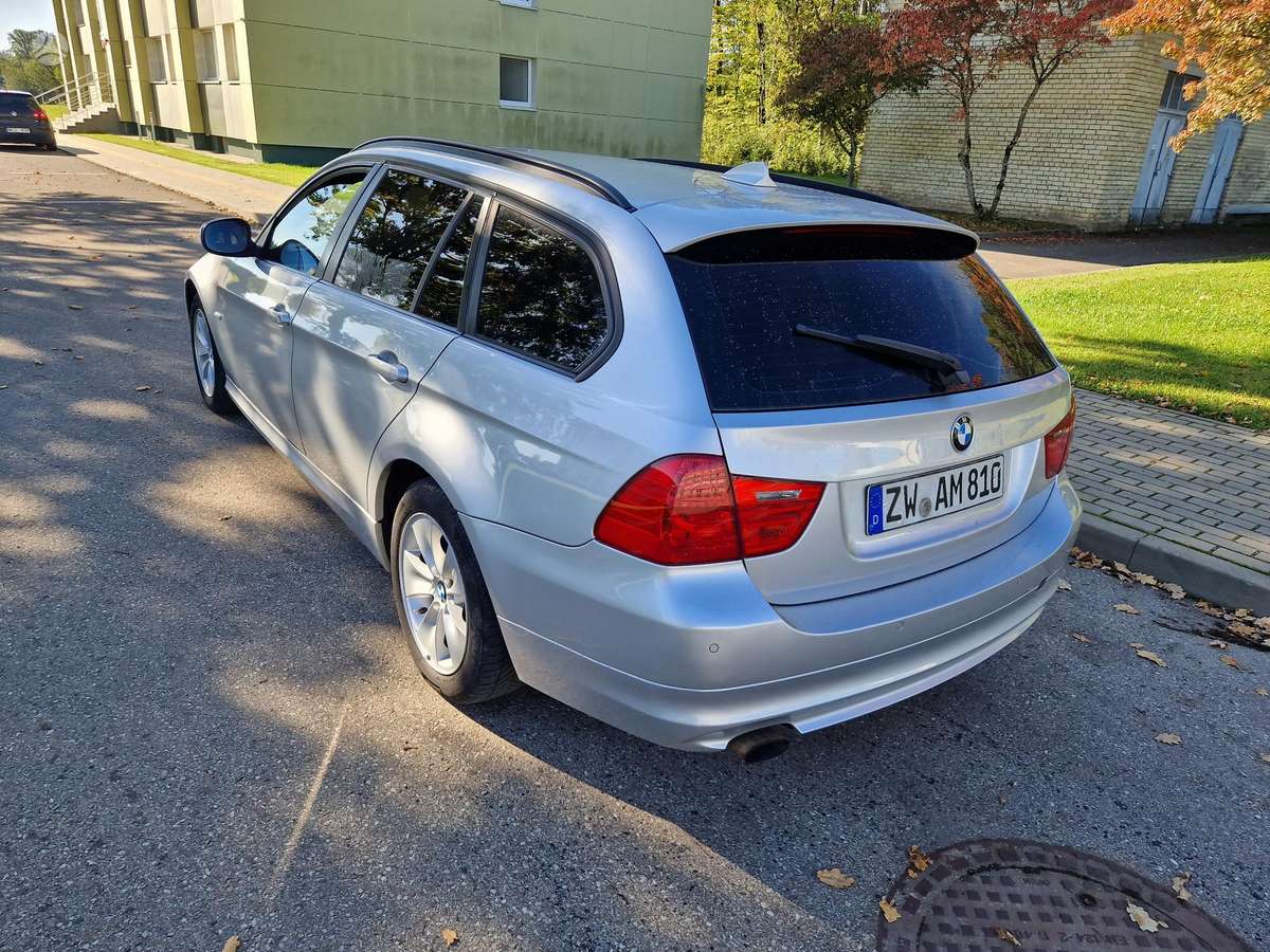 BMW 318, universalas