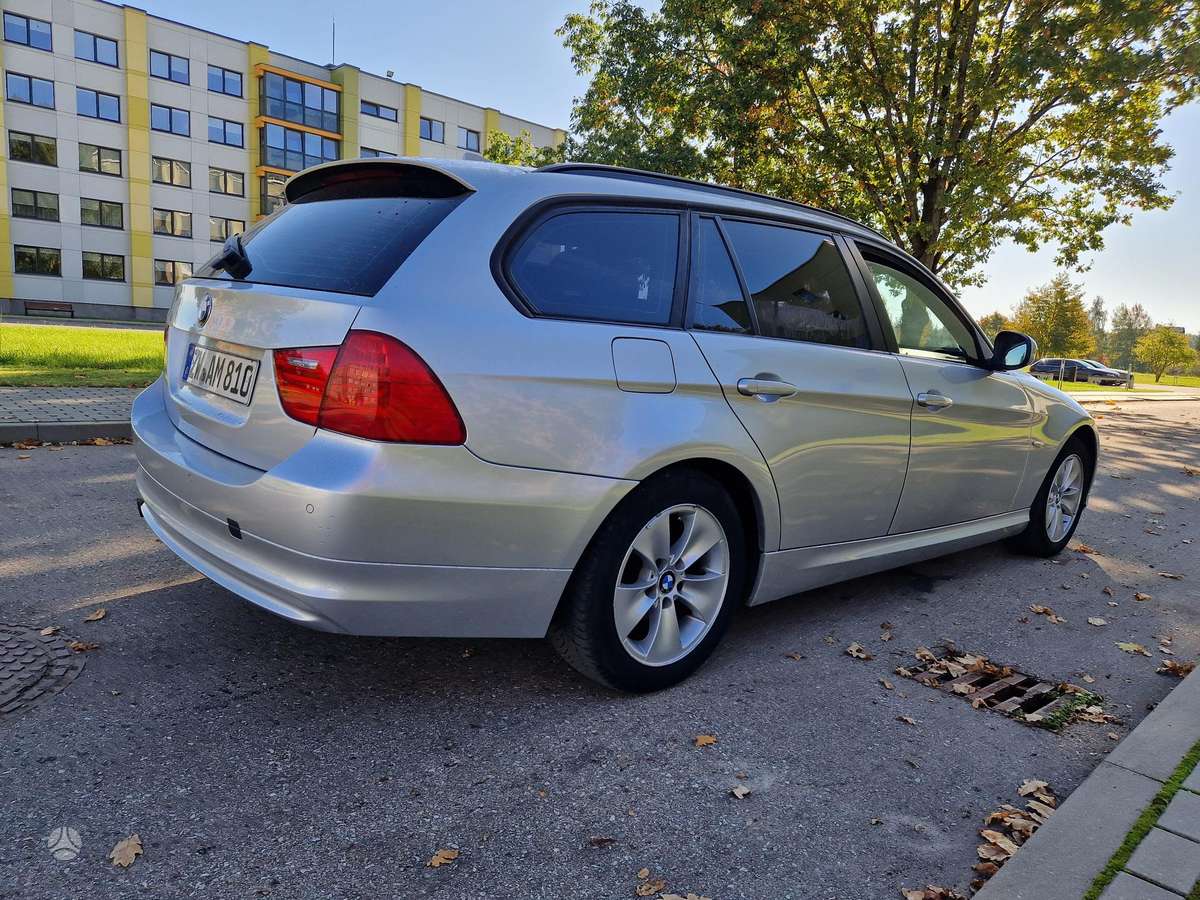 BMW 318, universalas