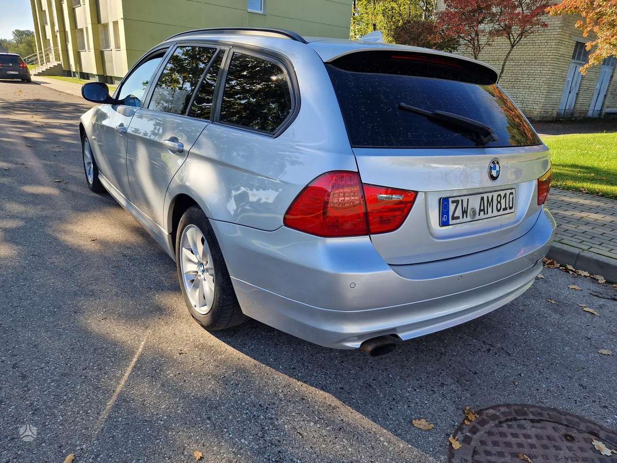 BMW 318, universalas