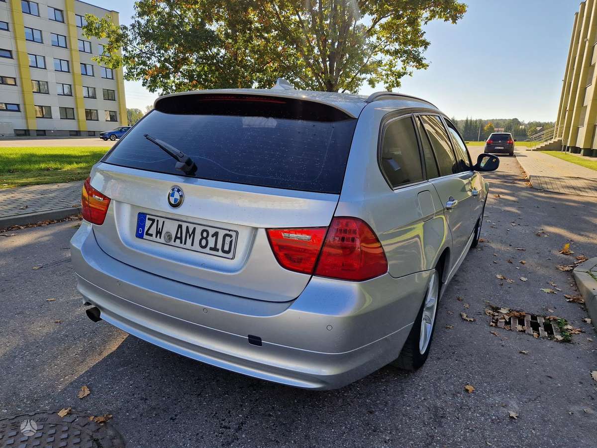 BMW 318, universalas