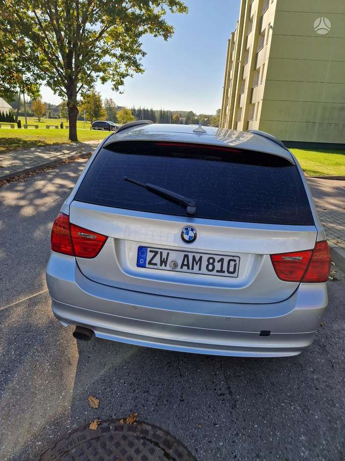 BMW 318, universalas