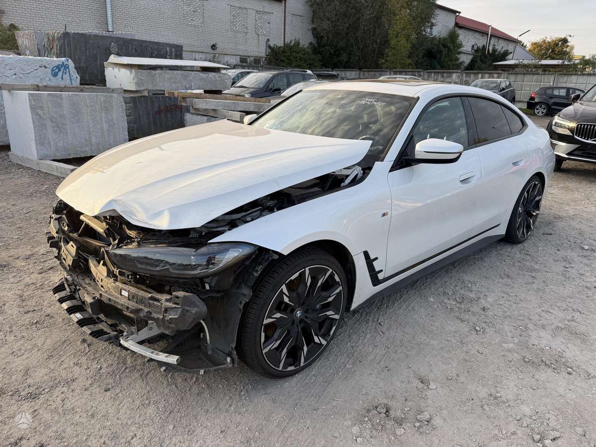 BMW i4, Седан
