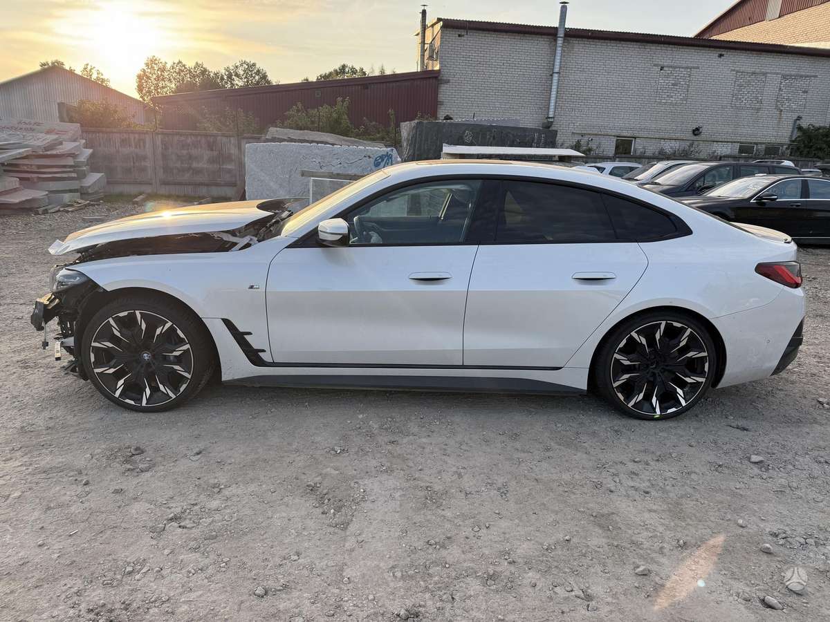 BMW i4, sedanas