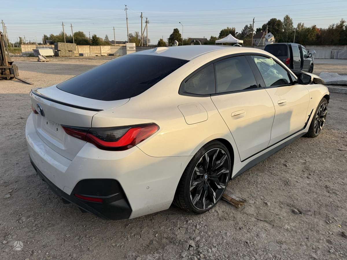 BMW i4, Седан