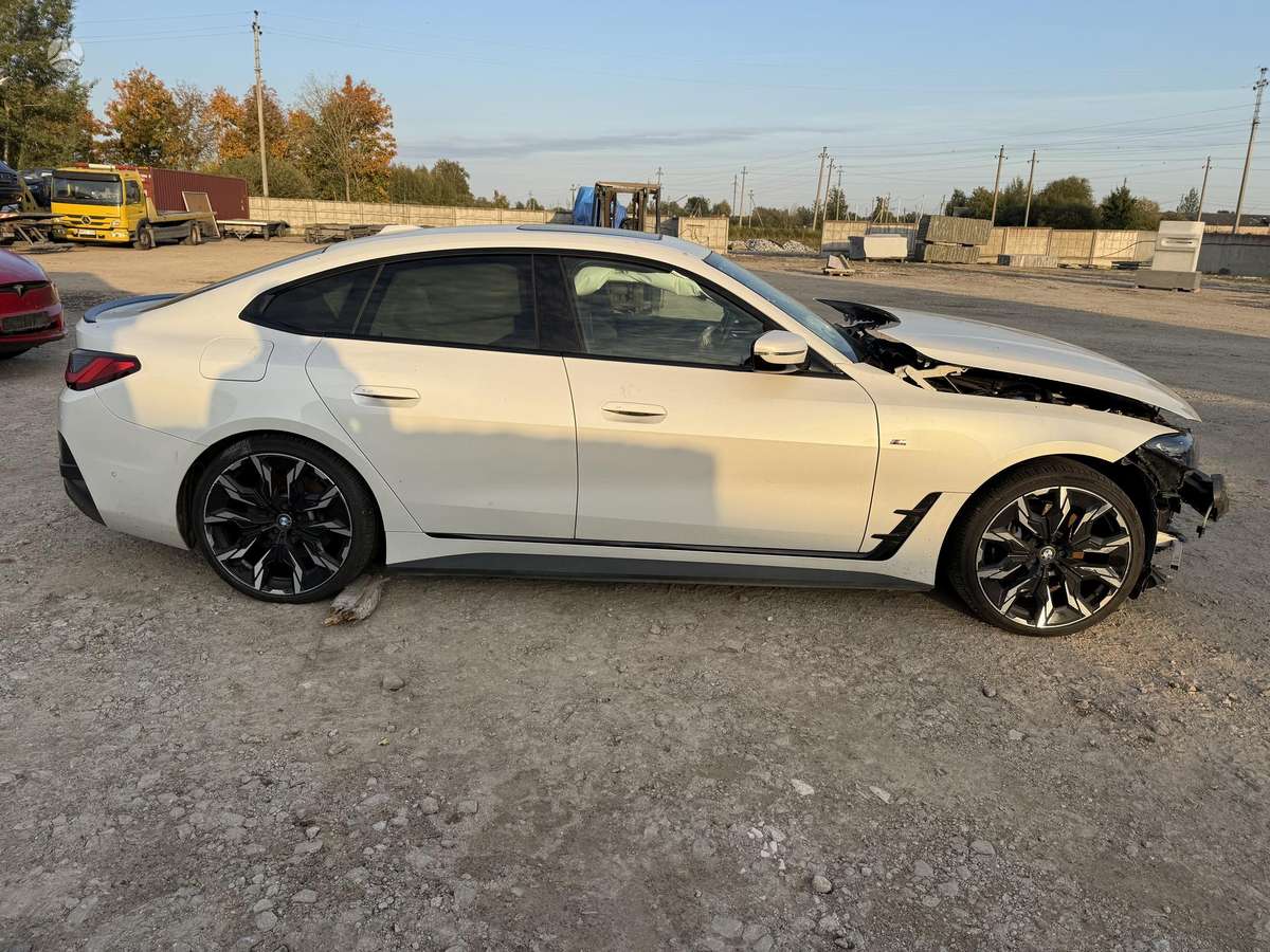 BMW i4, Седан