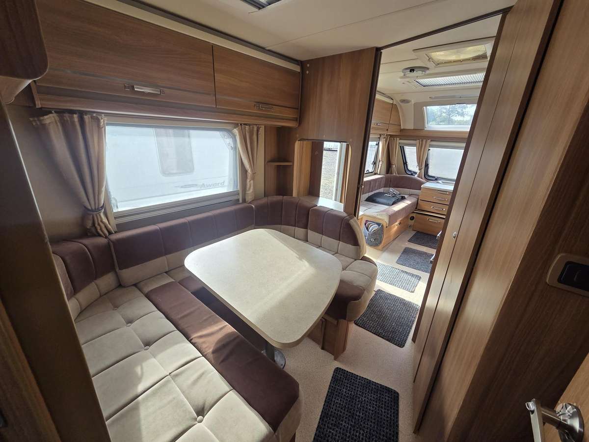 Swift Corniche, kemperis