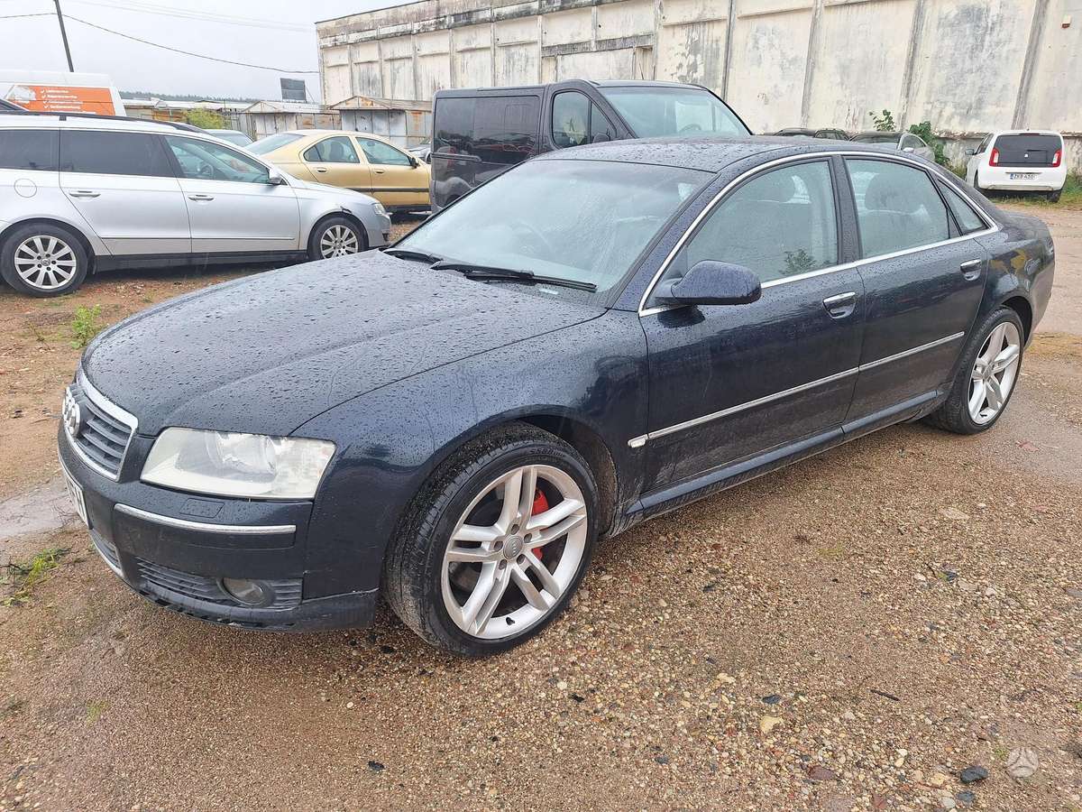 Audi A8, Седан