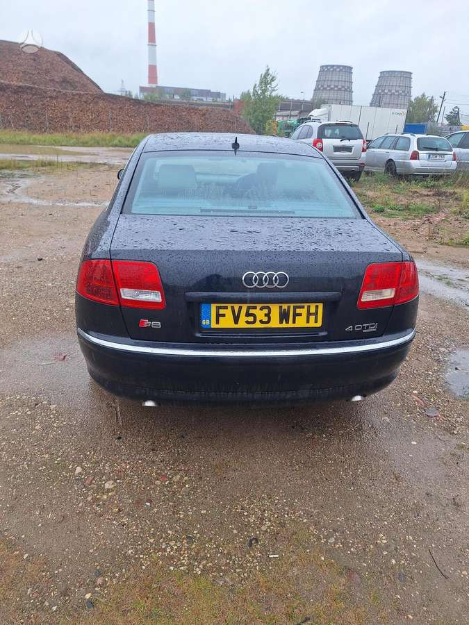 Audi A8, Седан