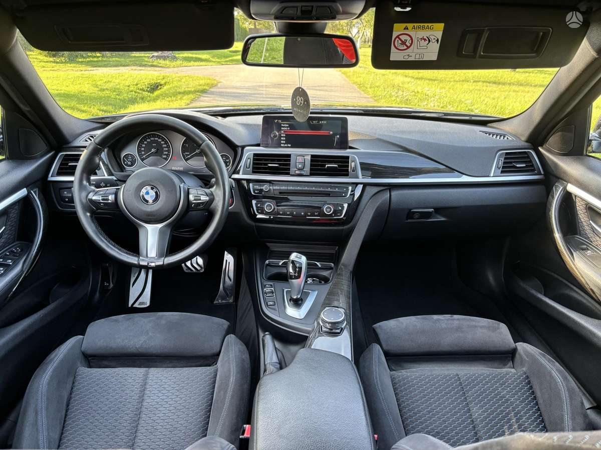 BMW 320, universalas