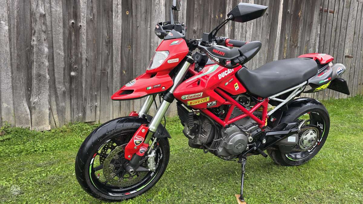 Ducati Hypermotard, supermoto