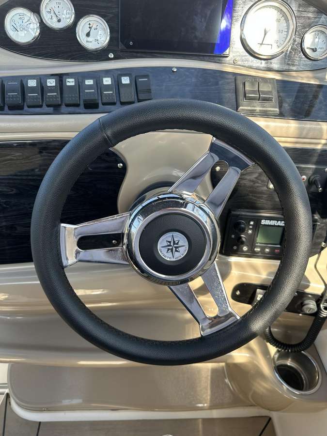 Larson Cabrio 260, яхты / катера