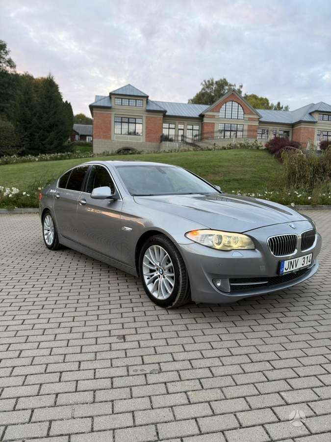 BMW 528, Седан