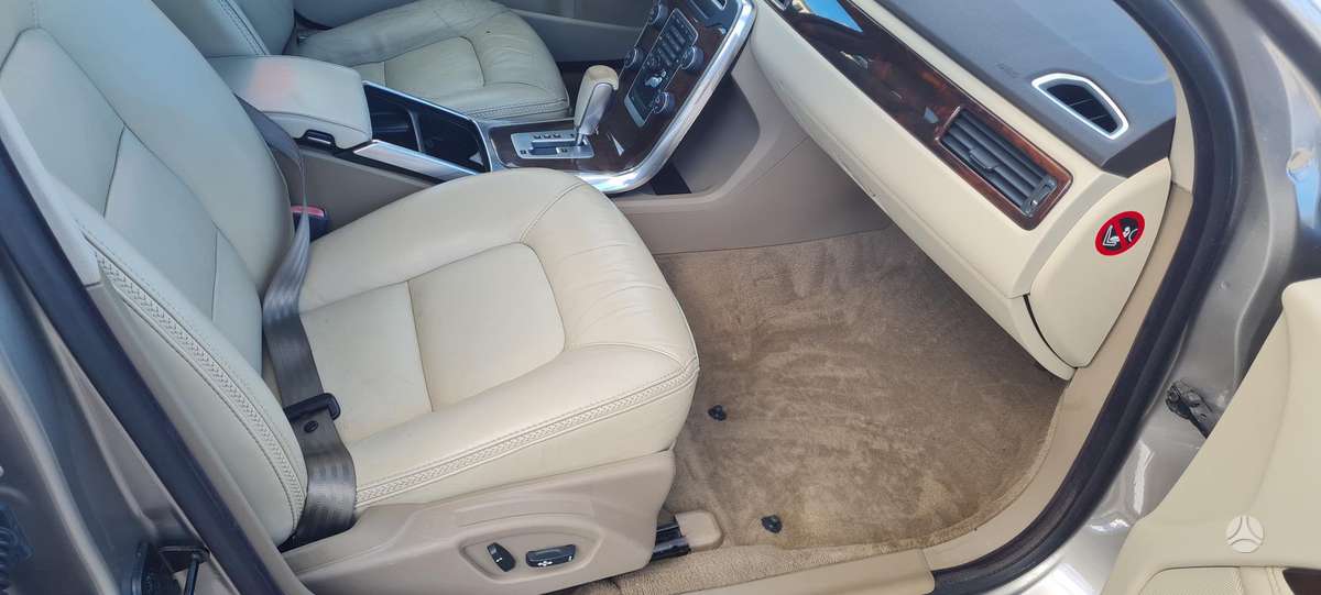 Volvo XC70, 3.2 l., off-road / crossover