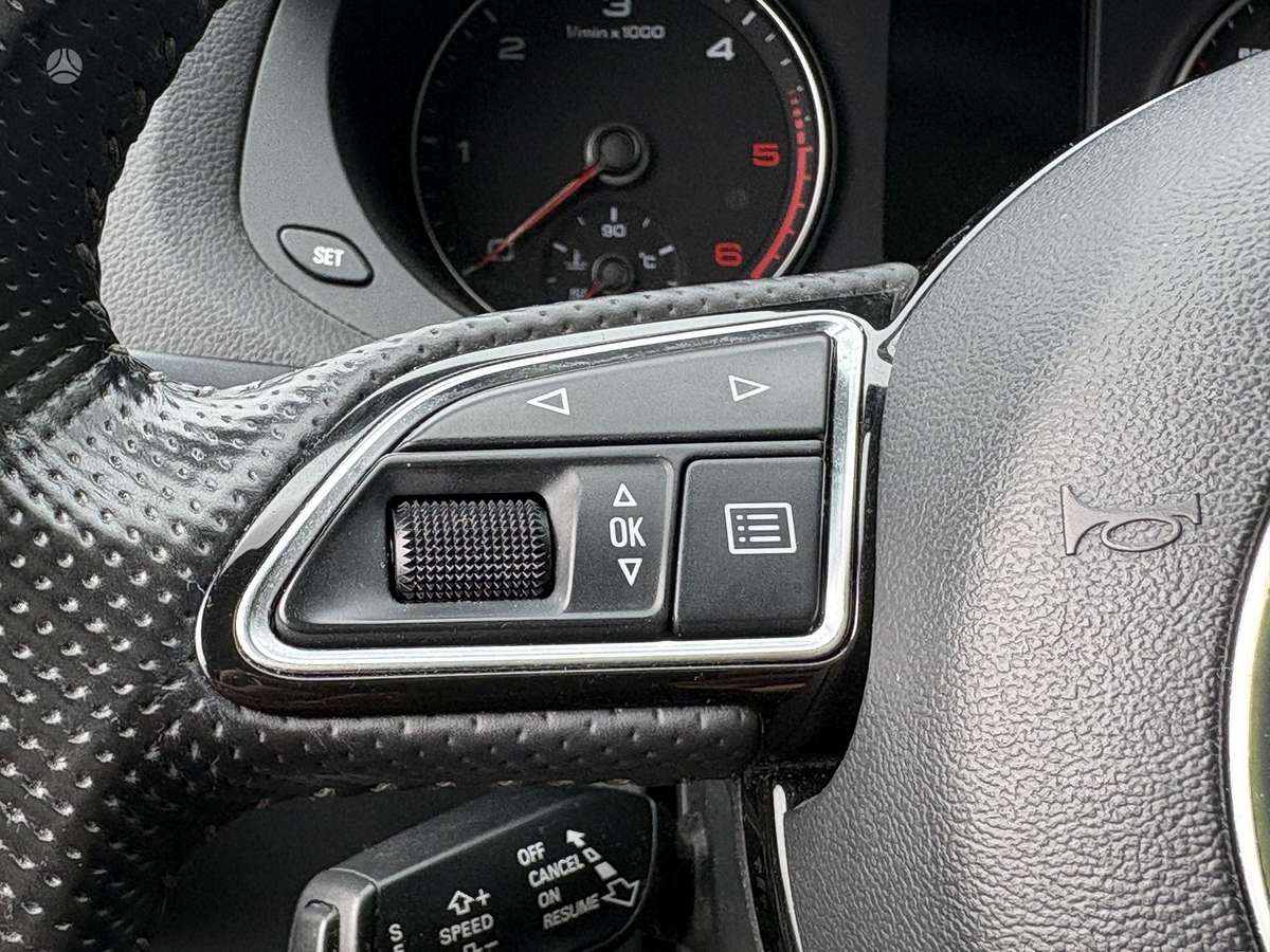 Audi Q3, 2.0 l., off-road / crossover