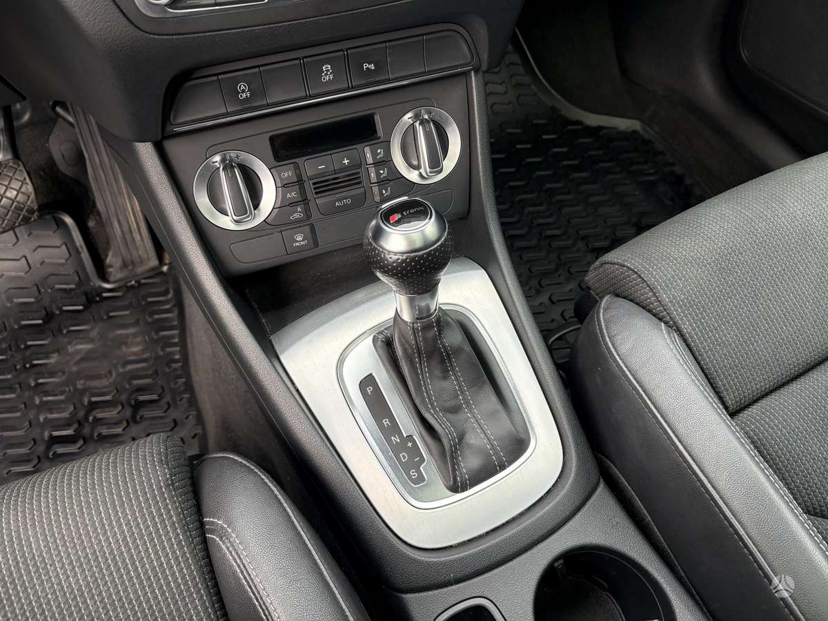 Audi Q3, 2.0 l., off-road / crossover