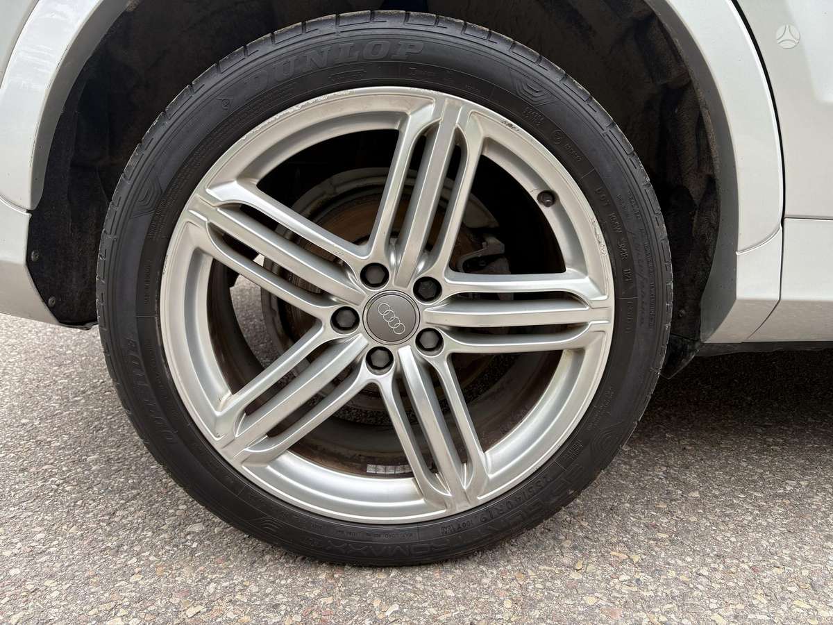Audi Q3, 2.0 l., off-road / crossover