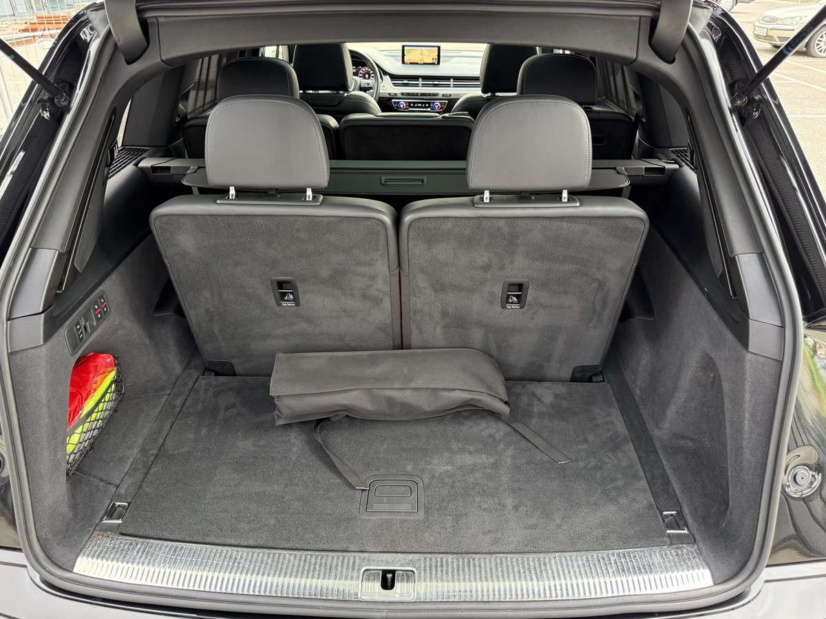 Audi Q7, 3.0 l., off-road / crossover
