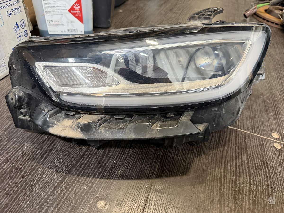 Chrysler Pacifica Pilnai svieciantis kaires puses