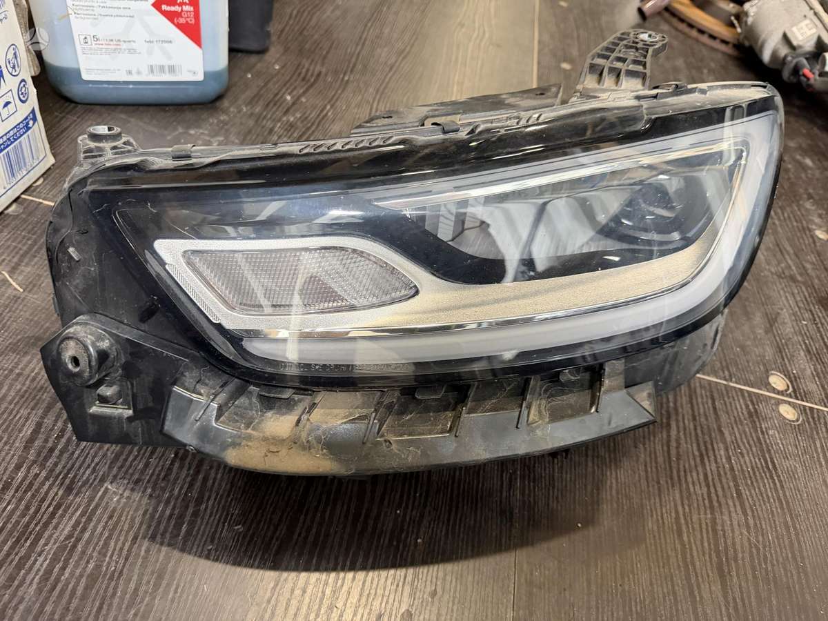 Chrysler Pacifica Pilnai svieciantis kaires puses