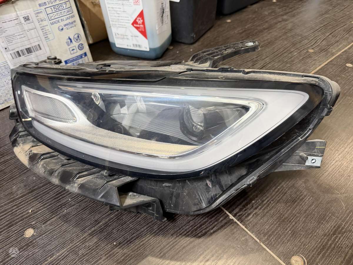 Chrysler Pacifica Pilnai svieciantis kaires puses