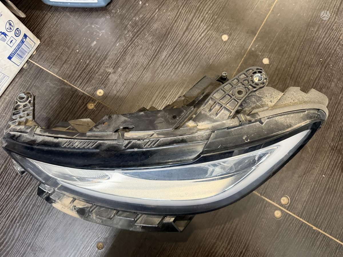 Chrysler Pacifica Pilnai svieciantis kaires puses