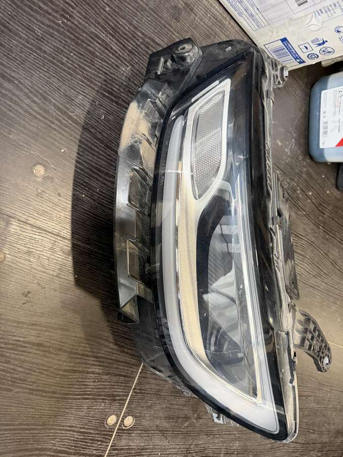 Chrysler Pacifica Pilnai svieciantis kaires puses