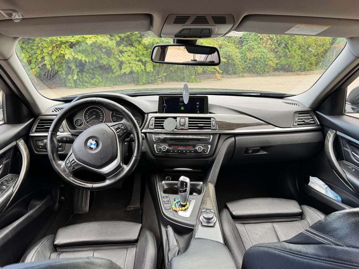 BMW 320, Седан