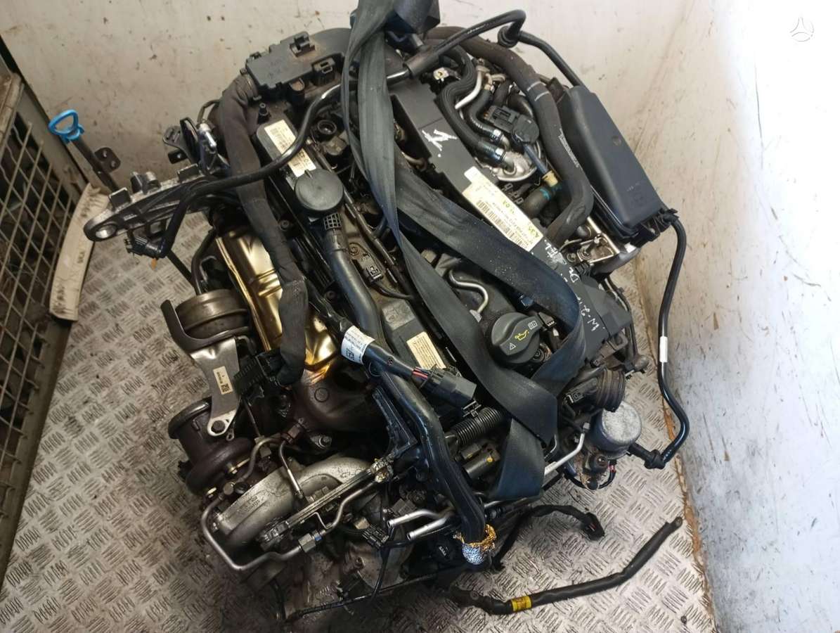 Mercedes-Benz E300 variklio detalės