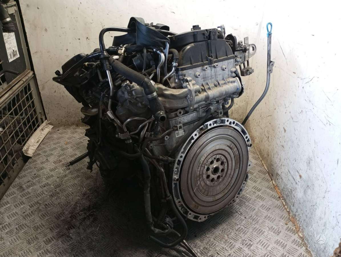 Mercedes-Benz E300 variklio detalės