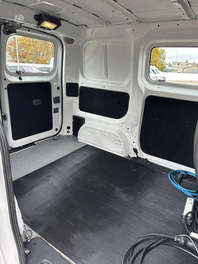 Nissan e-NV200, commercial
