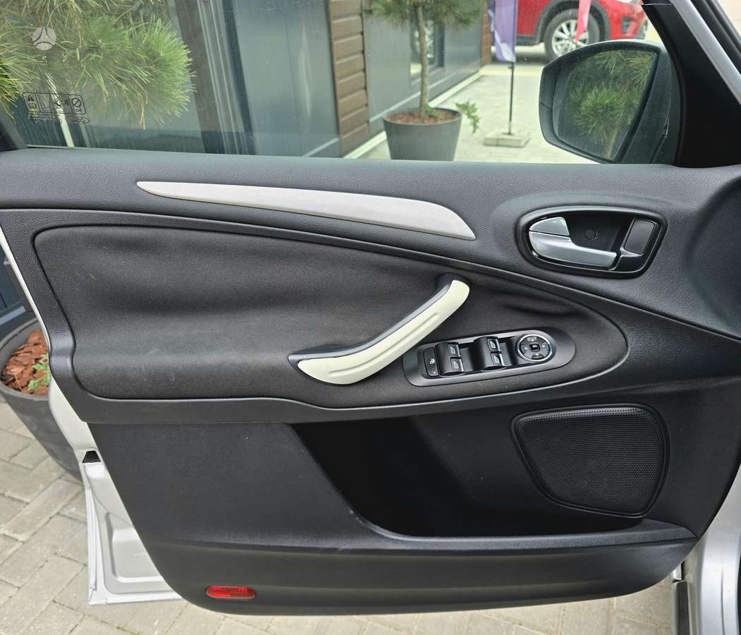 Ford S-MAX 2011 — photo 24