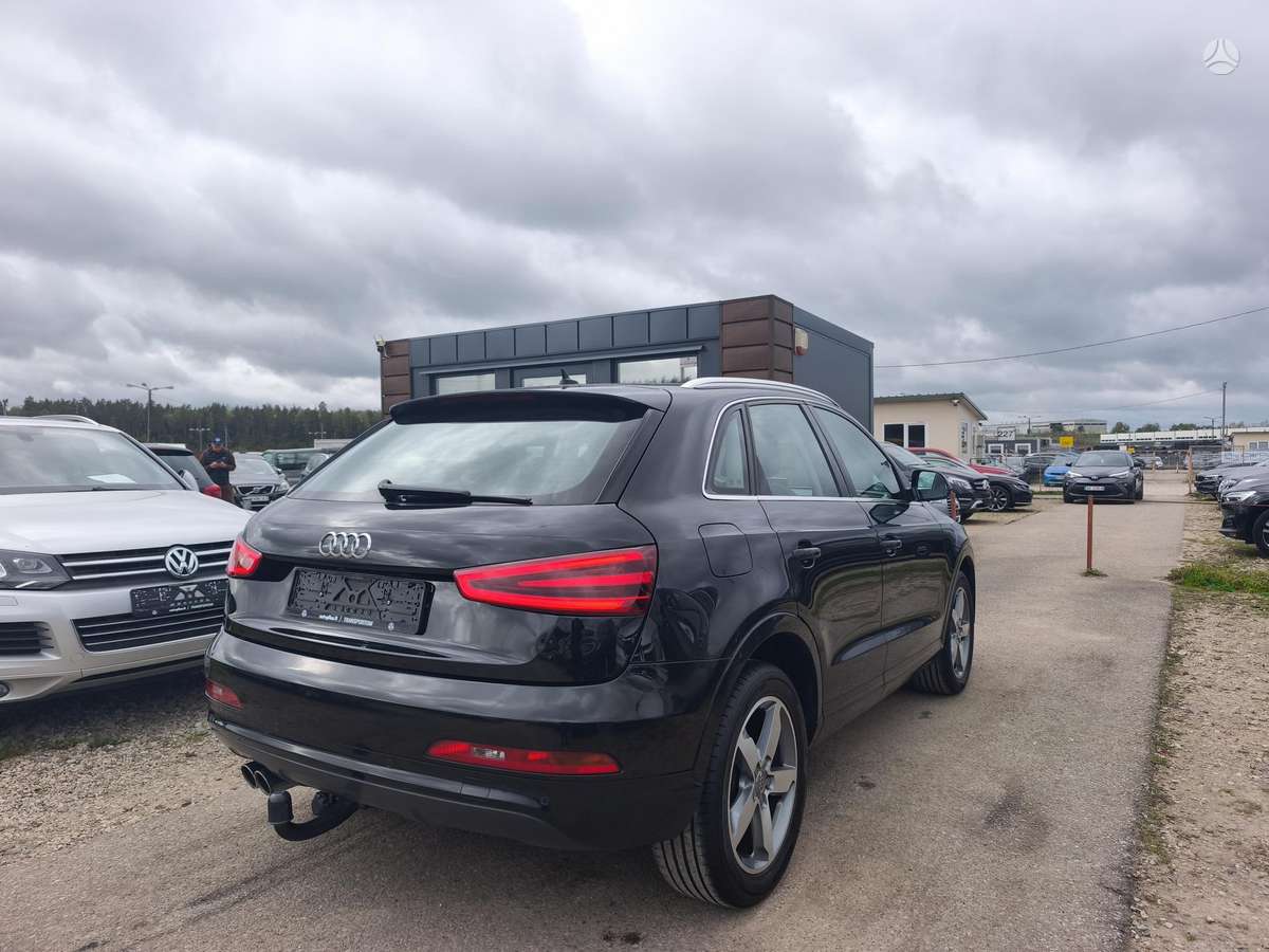 Audi Q3, 2.0 l., off-road / crossover