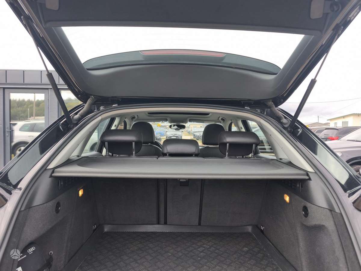 Audi Q3, 2.0 l., off-road / crossover
