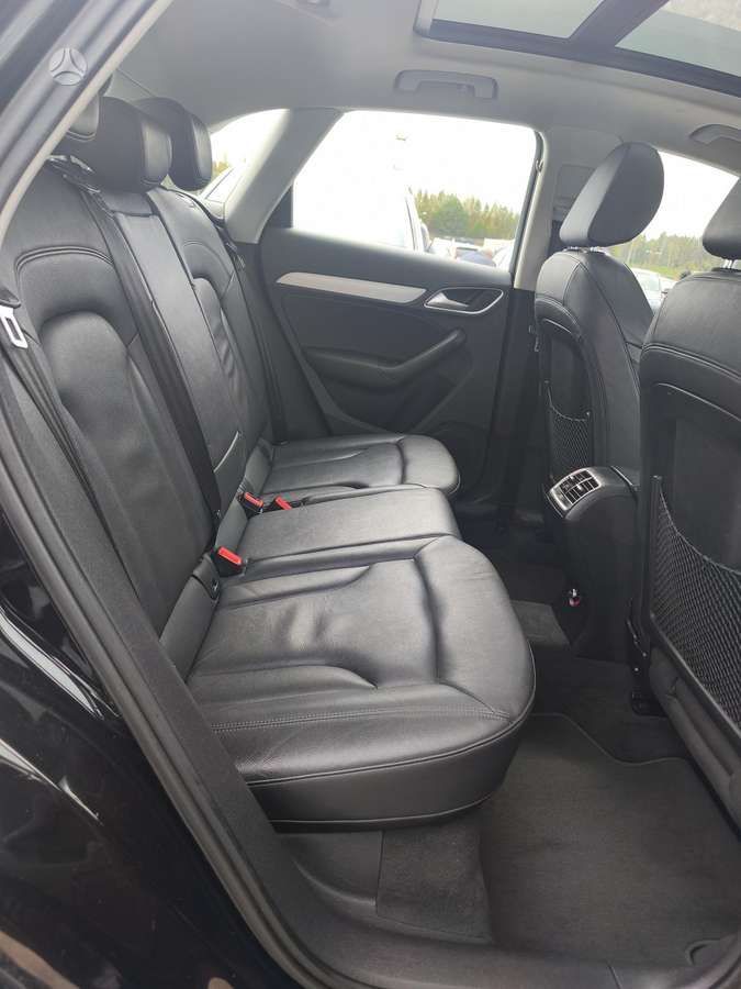 Audi Q3, 2.0 l., off-road / crossover