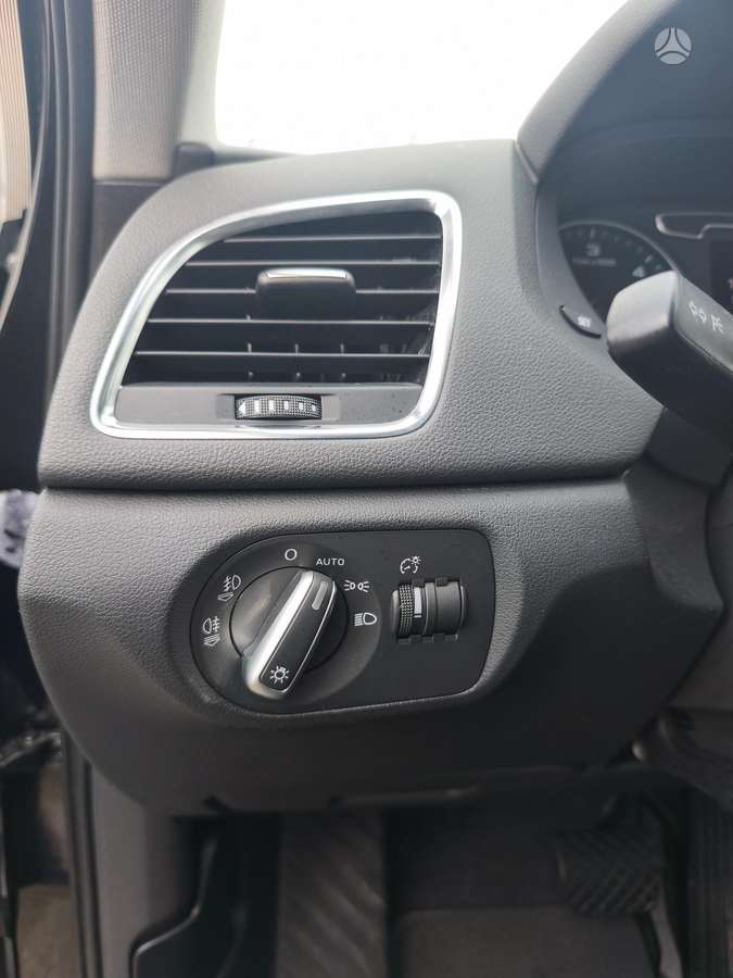 Audi Q3, 2.0 l., off-road / crossover