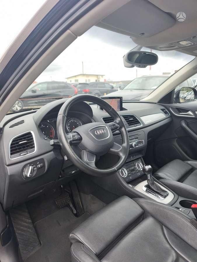 Audi Q3, 2.0 l., off-road / crossover