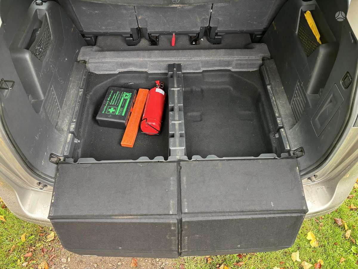 Peugeot 5008 2011 — photo 22
