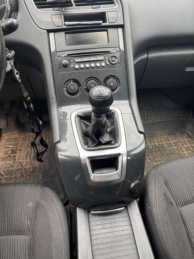 Peugeot 5008 2011 — photo 26