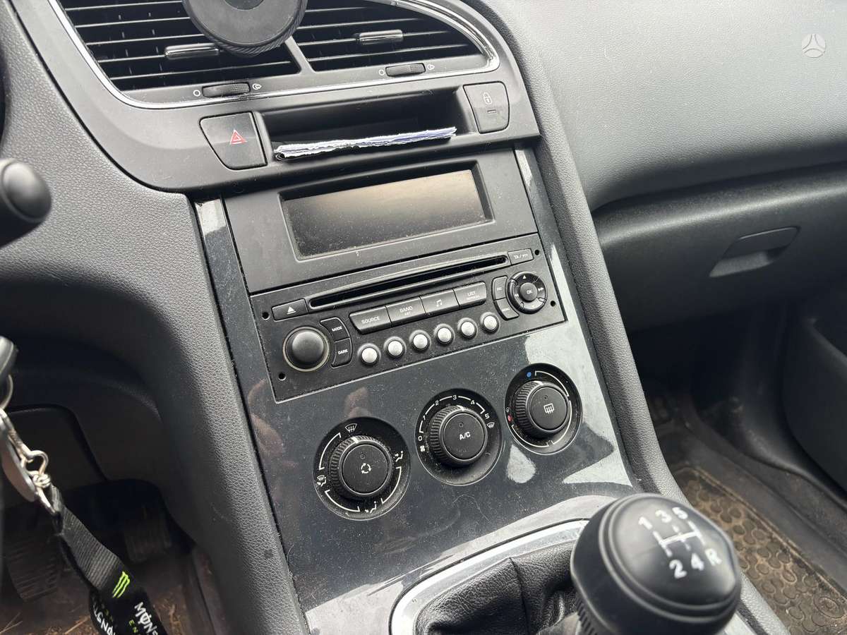 Peugeot 5008 2011 — photo 27