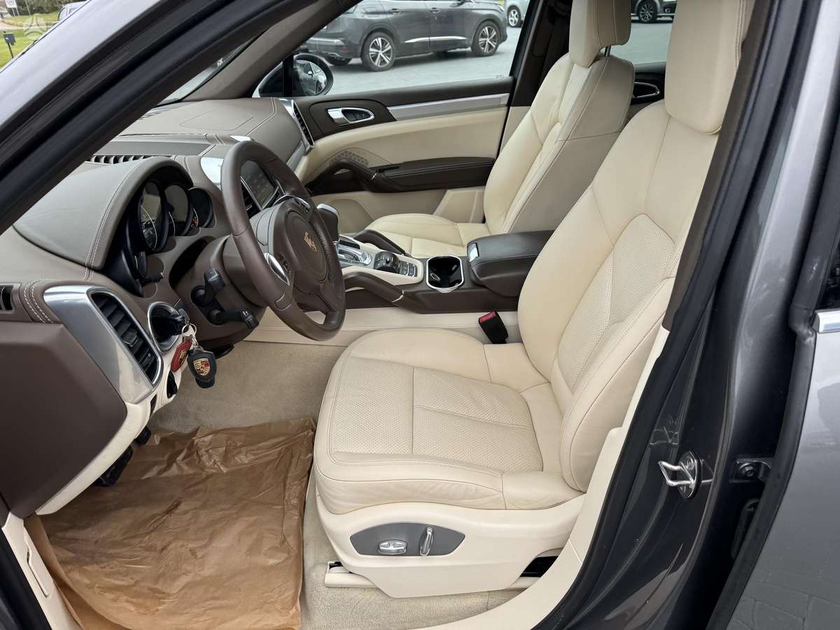 Porsche Cayenne, 3.0 l., off-road / crossover