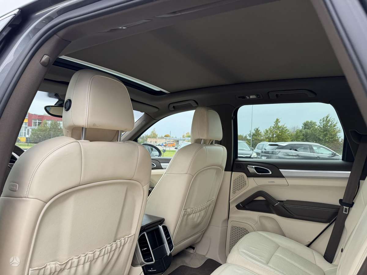 Porsche Cayenne, 3.0 l., off-road / crossover