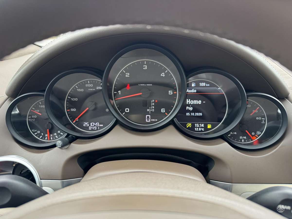 Porsche Cayenne, 3.0 l., off-road / crossover