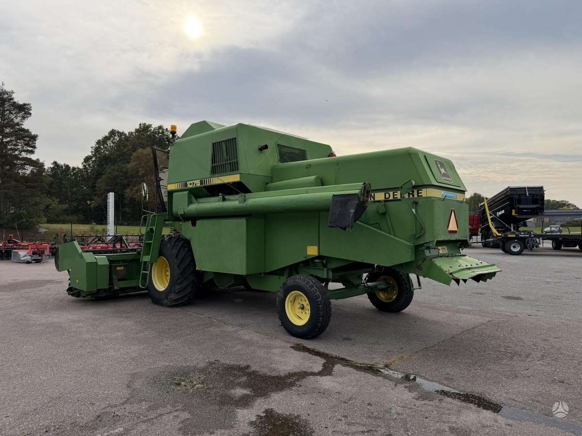 John Deere 1075, combine harvesters