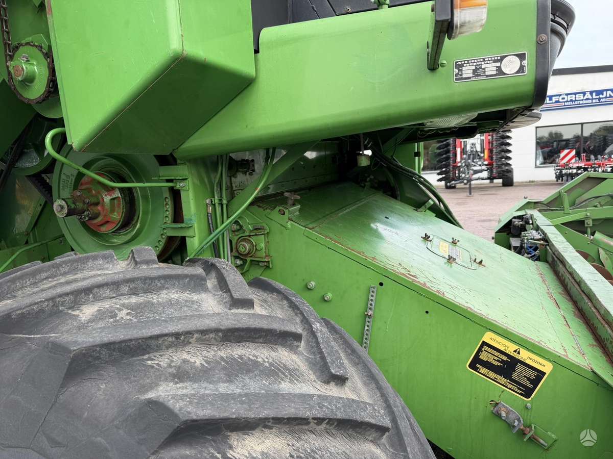 John Deere 1075, combine harvesters